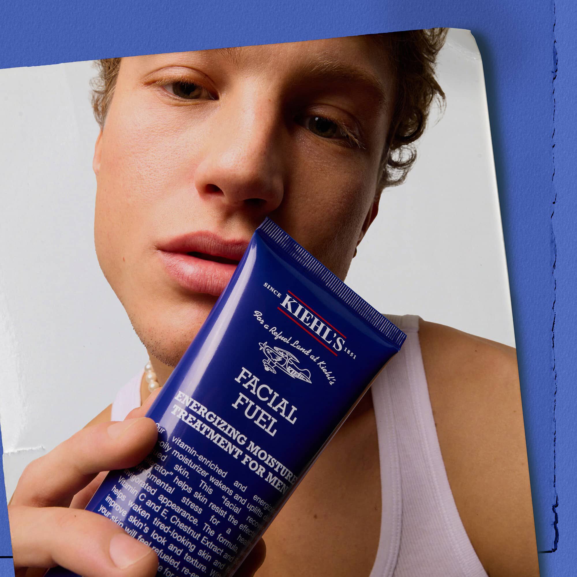 Model houdt Kiehl's Facial Fuel Energizing Moisture Treatment voor mannen vast