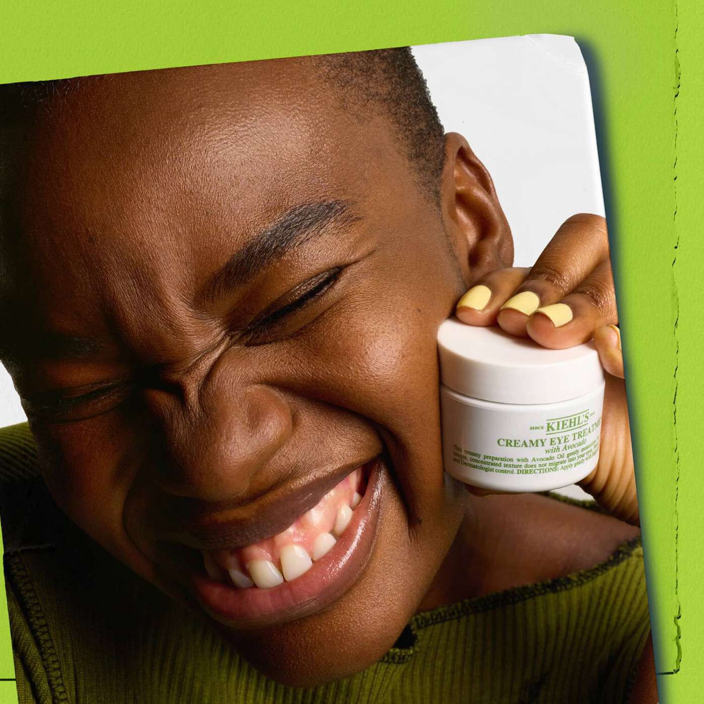 Model houdt een pot Kiehl's Creamy Eye Treatment with Avocado vast