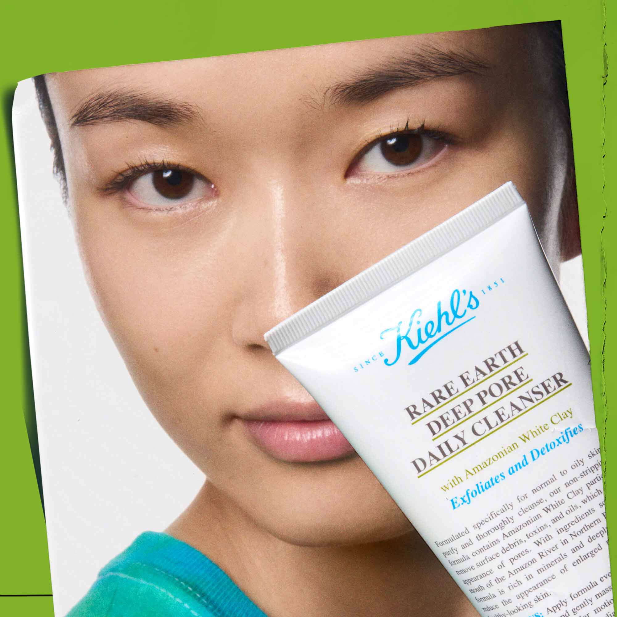 Een persoon die een tube Rare Earth Deep Pore Daily Cleanser vasthoudt, toont het gebruik aan.