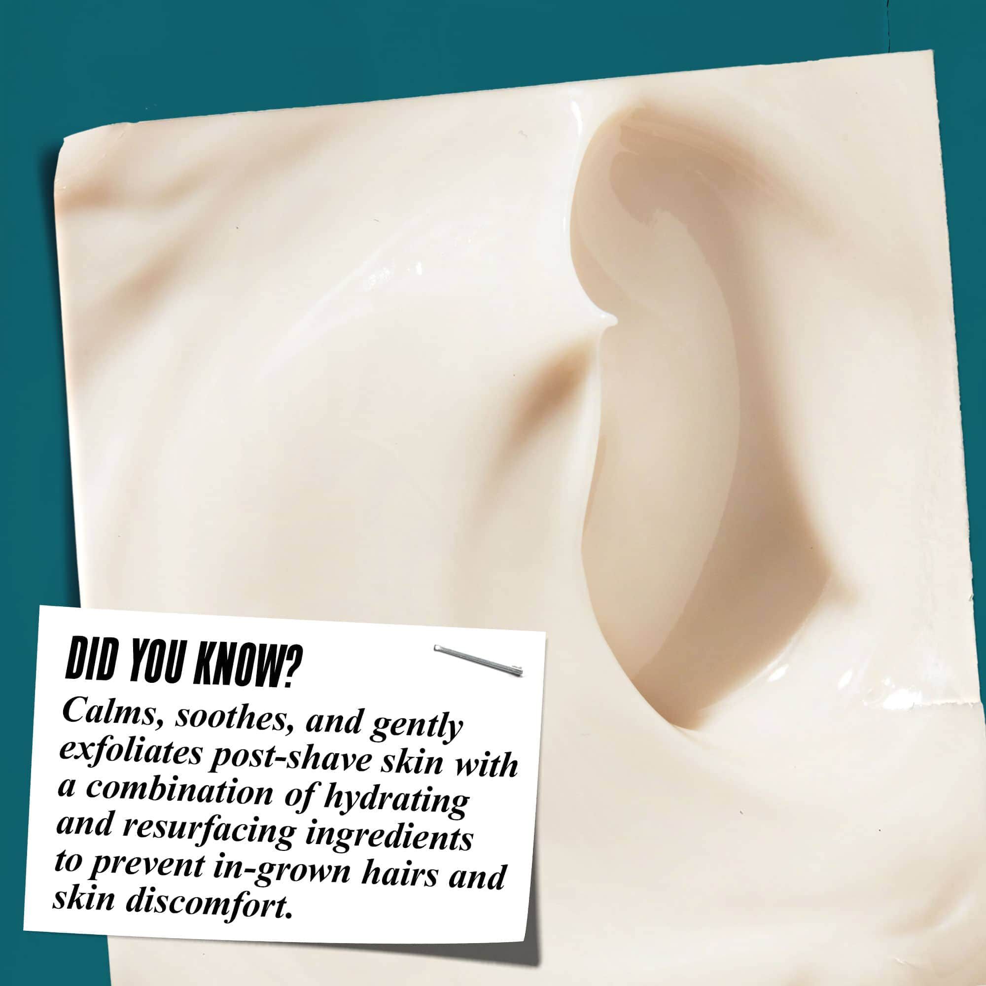 Close-up van de Close Shavers Squadron Smooth Glider Precision Shave Lotion textuur. Tekst luidt "Wist je dat? Kalmeert, verzacht en exfolieert de huid na het scheren zachtjes met hydraterende en huidverjongende ingredienten om scheerbultjes en huidongemakken te verminderen."