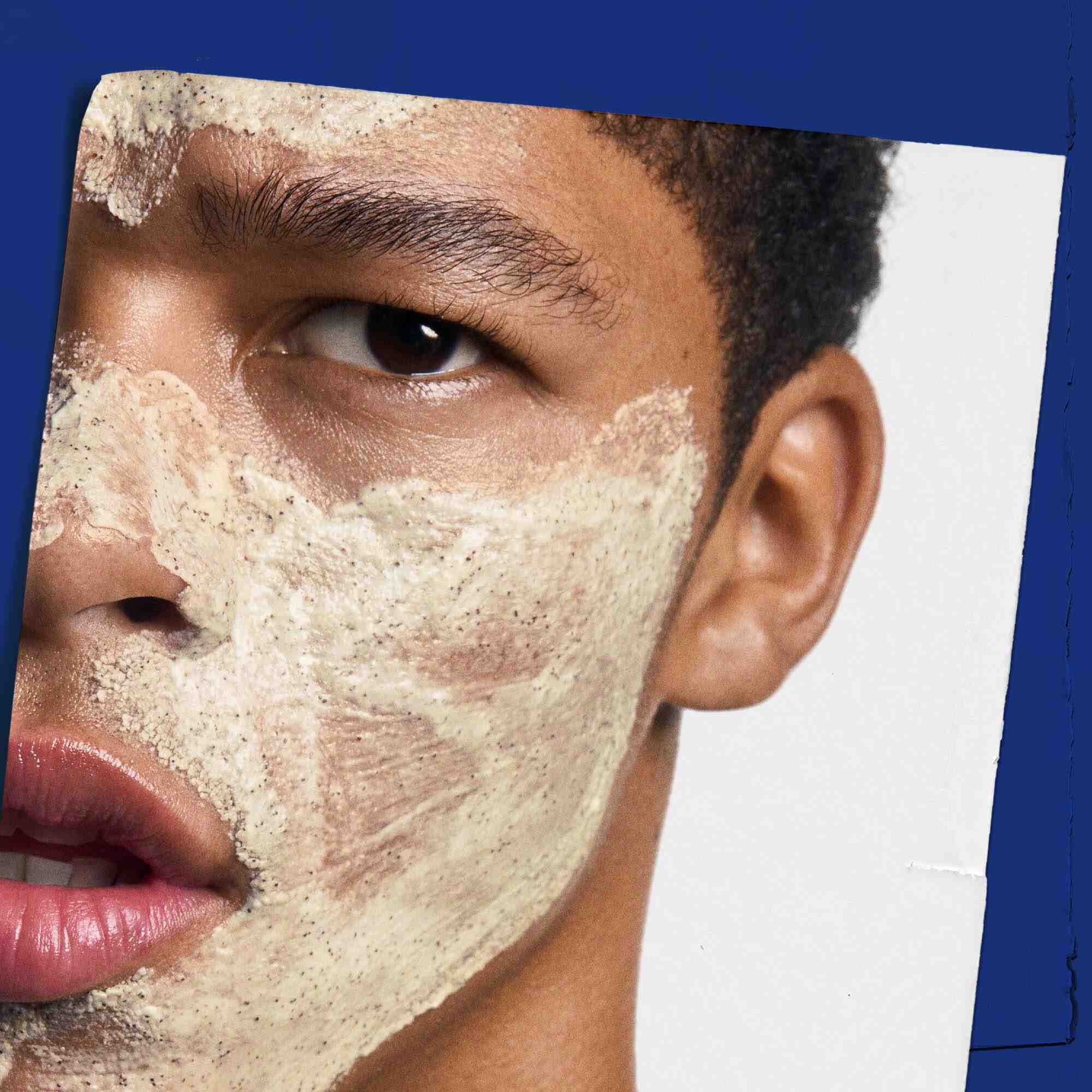 Facial Fuel Energizing Scrub aangebracht op het gezicht, toont het gebruik aan.