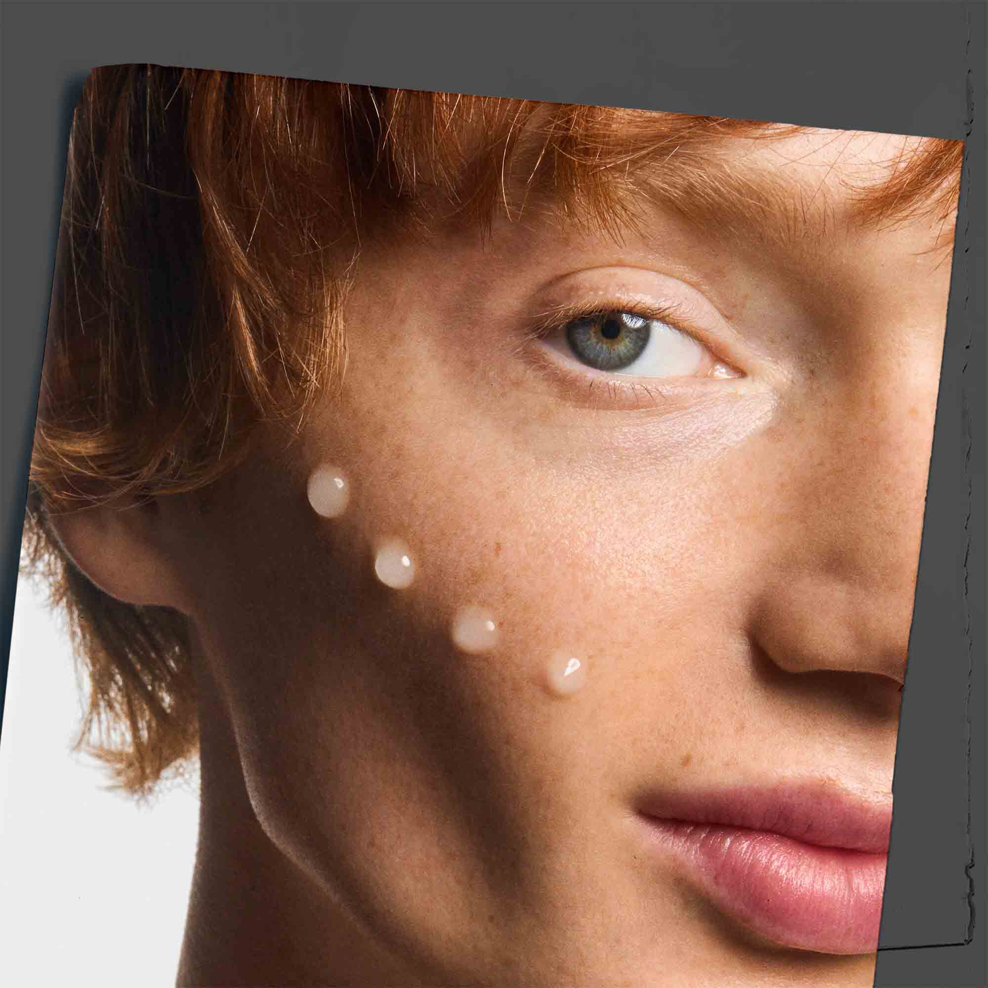 Age Defender Power Serum aangebracht op een jukbeen, toont het gebruik op de huid.