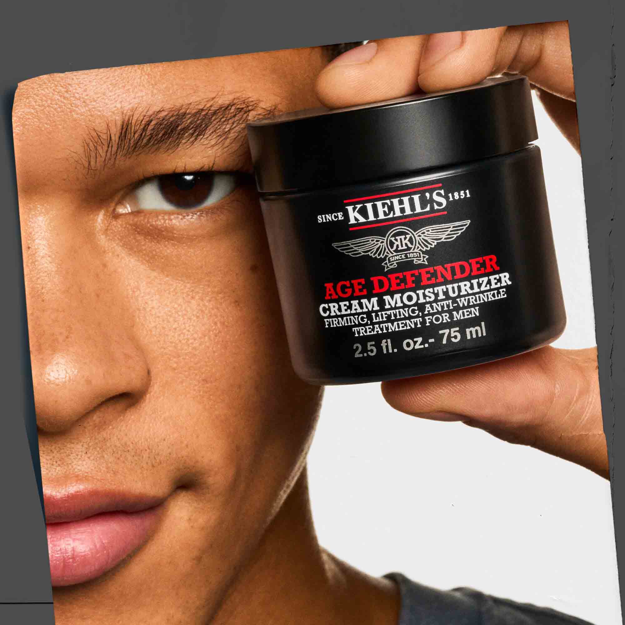 Age Defender Cream Moisturizer vastgehouden, toont de draagbaarheid en het gebruiksgemak.