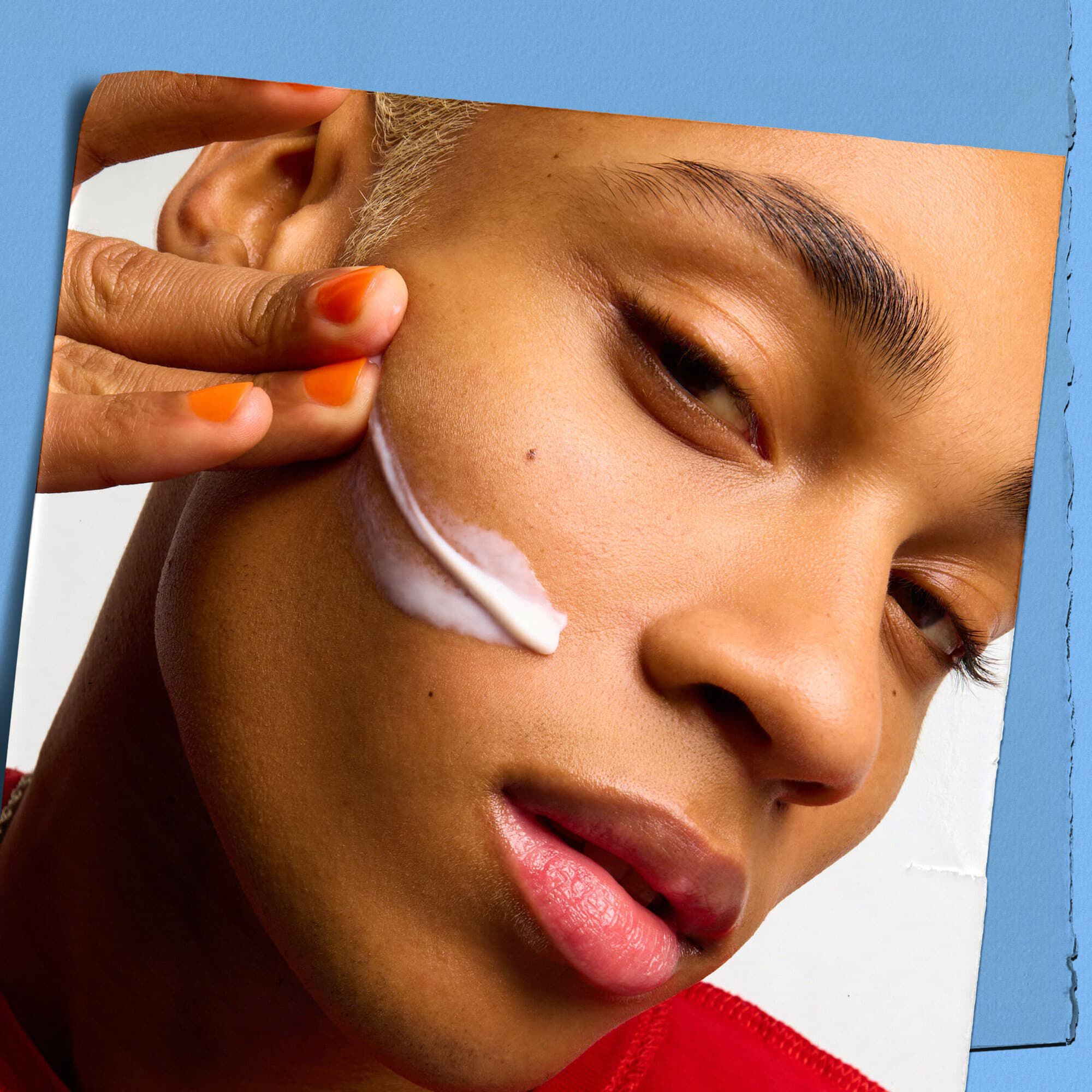 Model met een textuurmonster van Kiehl's Ultra Facial Moisturizer op het gezicht