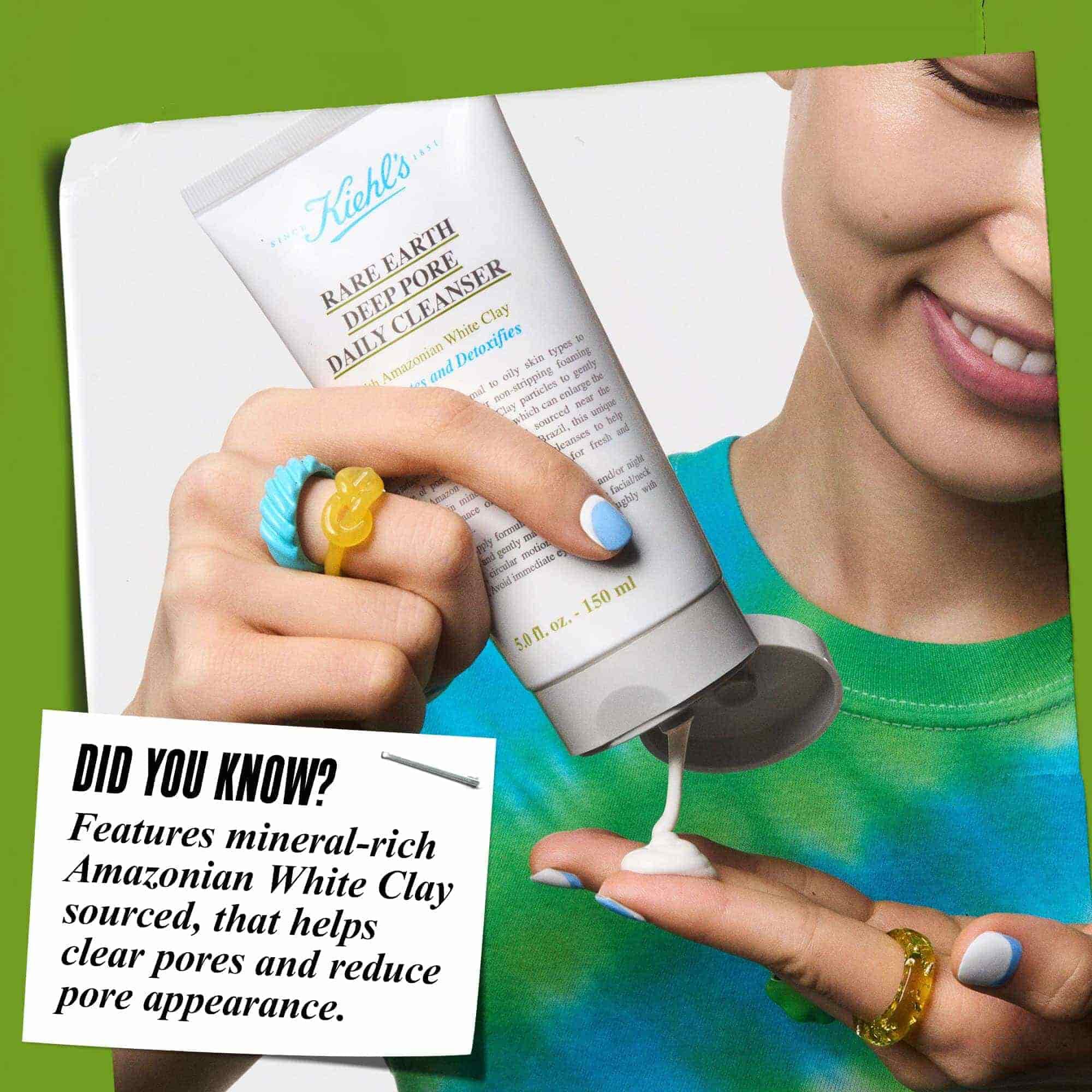 Hand die Rare Earth Deep Pore Daily Cleanser op de vingertoppen doseert. Tekst luidt: "Wist je dat? Geformuleerd met Amazone witte klei die helpt porien te reinigen en de zichtbaarheid van porien te verminderen."