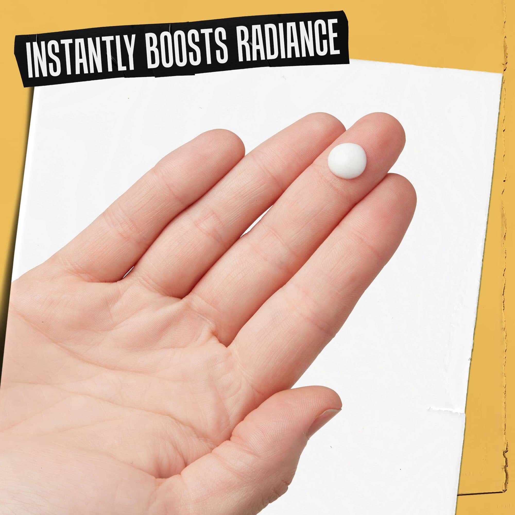 Een hand met Powerful-Strength Line-Reducing Concentrate erop, gelabeld "Verhoogt direct de uitstraling".