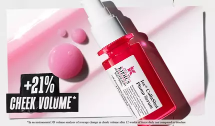Kiehl's 1cc CollaShot Plump Serum-fles met +21% wangvolume claim, geaccentueerd tegen een roze achtergrond met serumdruppels
