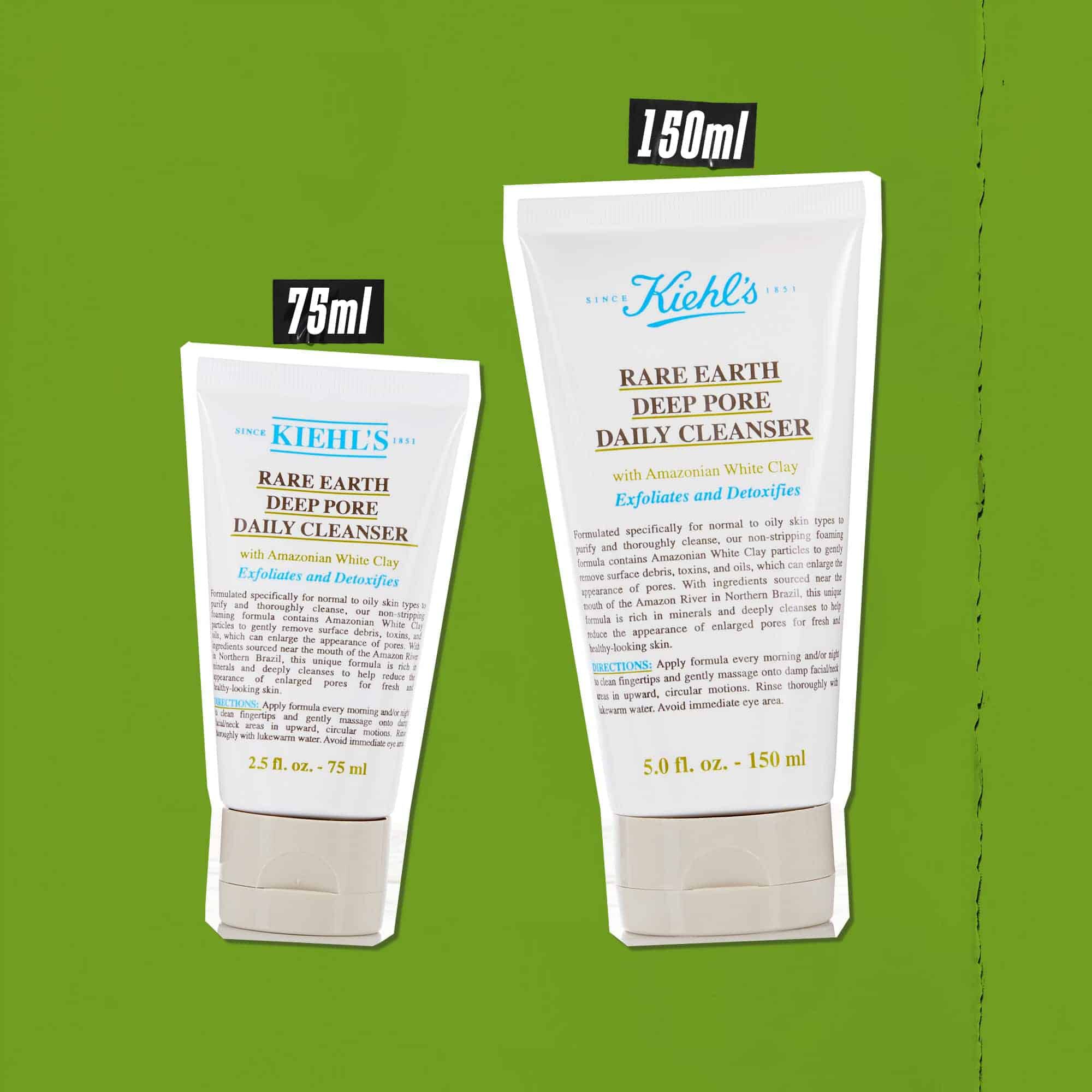 Drie tubes Rare Earth Deep Pore Daily Cleanser in verschillende formaten (75 ml, 125 ml, 150 ml) tegen een groene achtergrond.