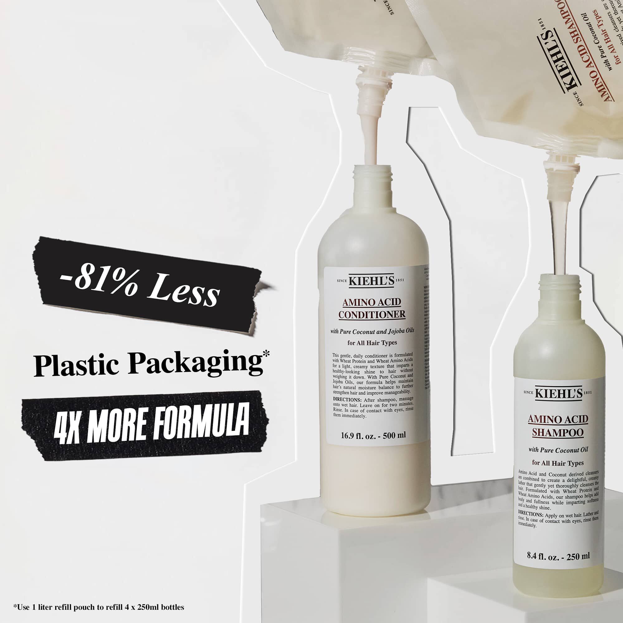Kiehl's Amino Acid shampoo- en conditionerflessen met promotionele tekst waarin 81% minder plastic verpakking en 4x meer formule wordt benadrukt.