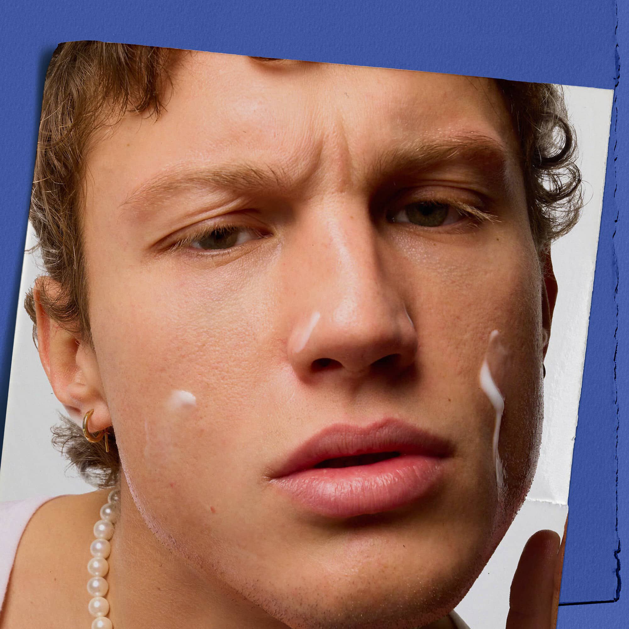 Model gebruikt Facial Fuel Energizing Moisture Treatment voor mannen op het gezicht