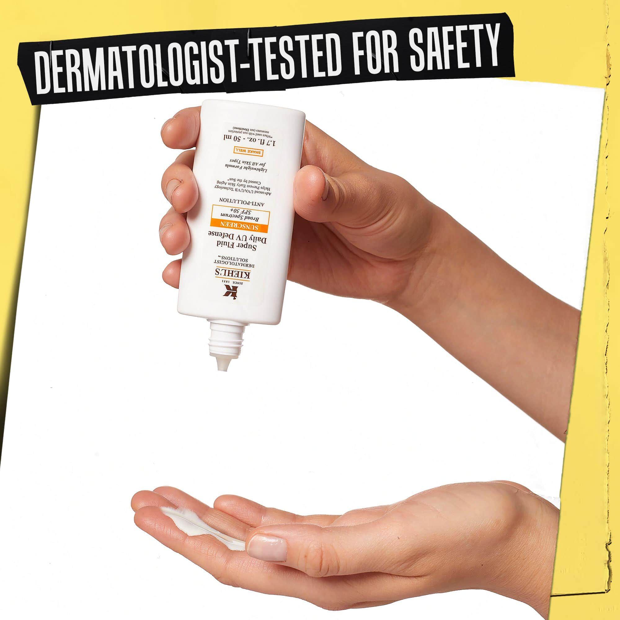 Hand waarop Ultra-Light Daily UV Defense wordt gedoseerd, gelabeld "Dermatologisch getest op veiligheid".