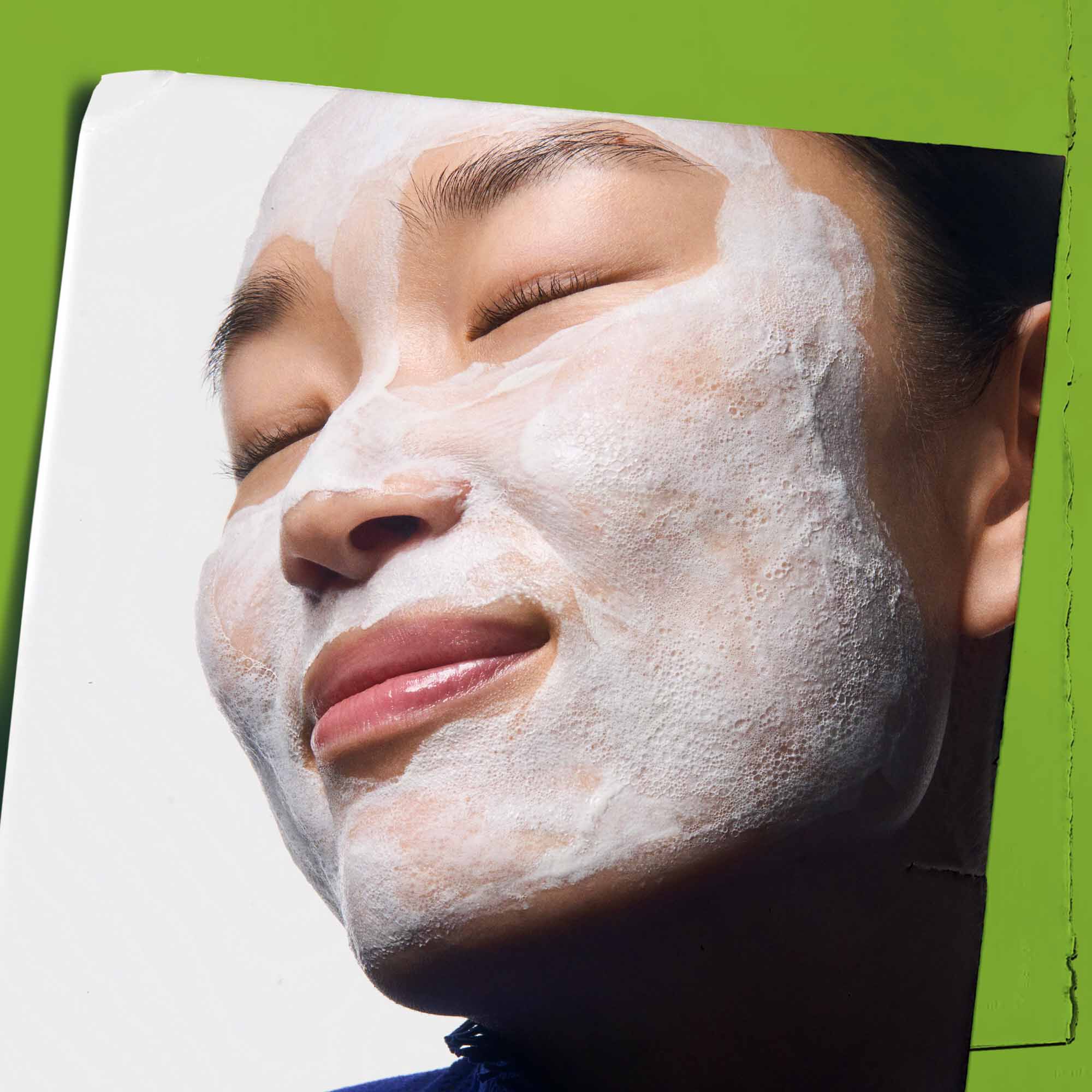 Rare Earth Deep Pore Daily Cleanser aangebracht op het gezicht.