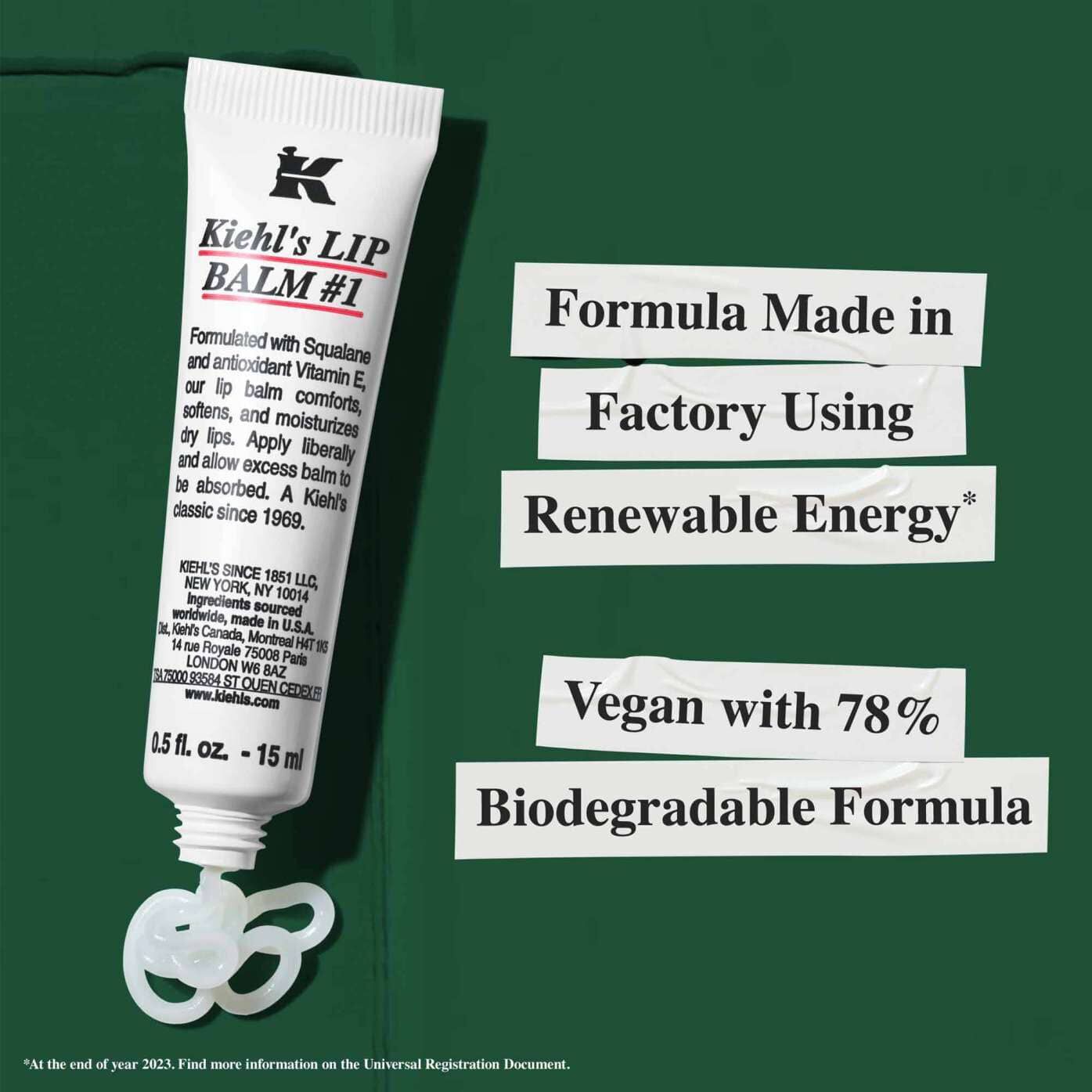 Een tube Lip Balm #1 met tekst die duurzaamheidsclaims benadrukt: "Formule geproduceerd in een fabriek die hernieuwbare energie gebruikt" en "Veganistisch met 78% biologisch afbreekbare formule."