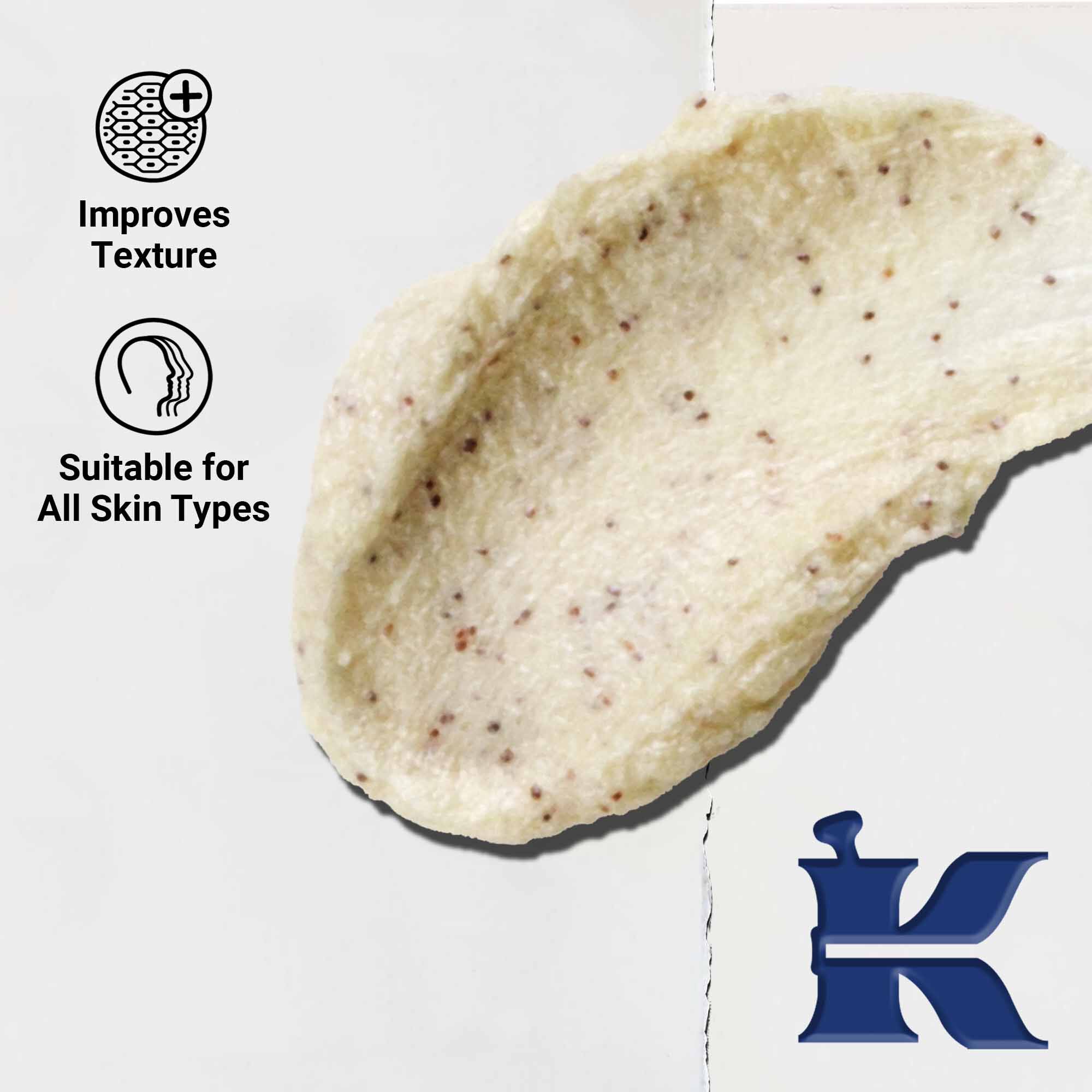 Close-up van de Facial Fuel Energizing Scrub textuur; tekst benadrukt geschiktheid voor alle huidtypes en verkwikkende exfoliatie.