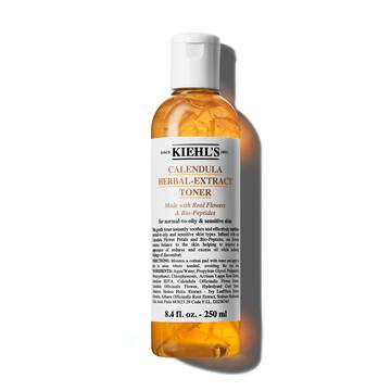 Een fles van 250 ml Kiehl's Calendula Herbal-Extract Toner met een heldere vloeistof en gouden tint.