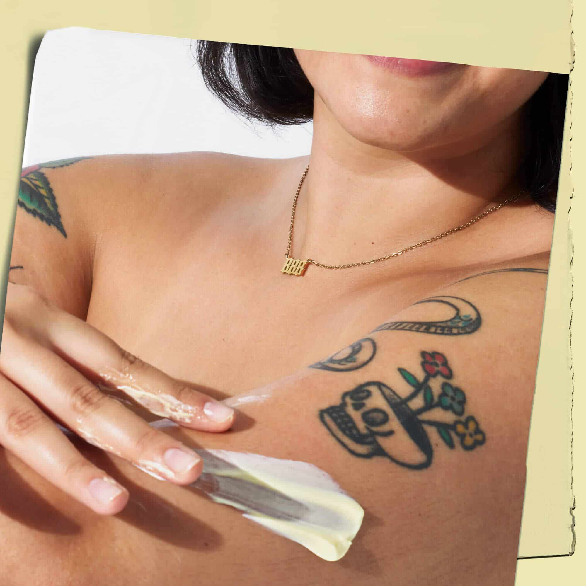 Getatoeeerd model met de textuur van Kiehl's Creme de Corps bodylotion op de huid