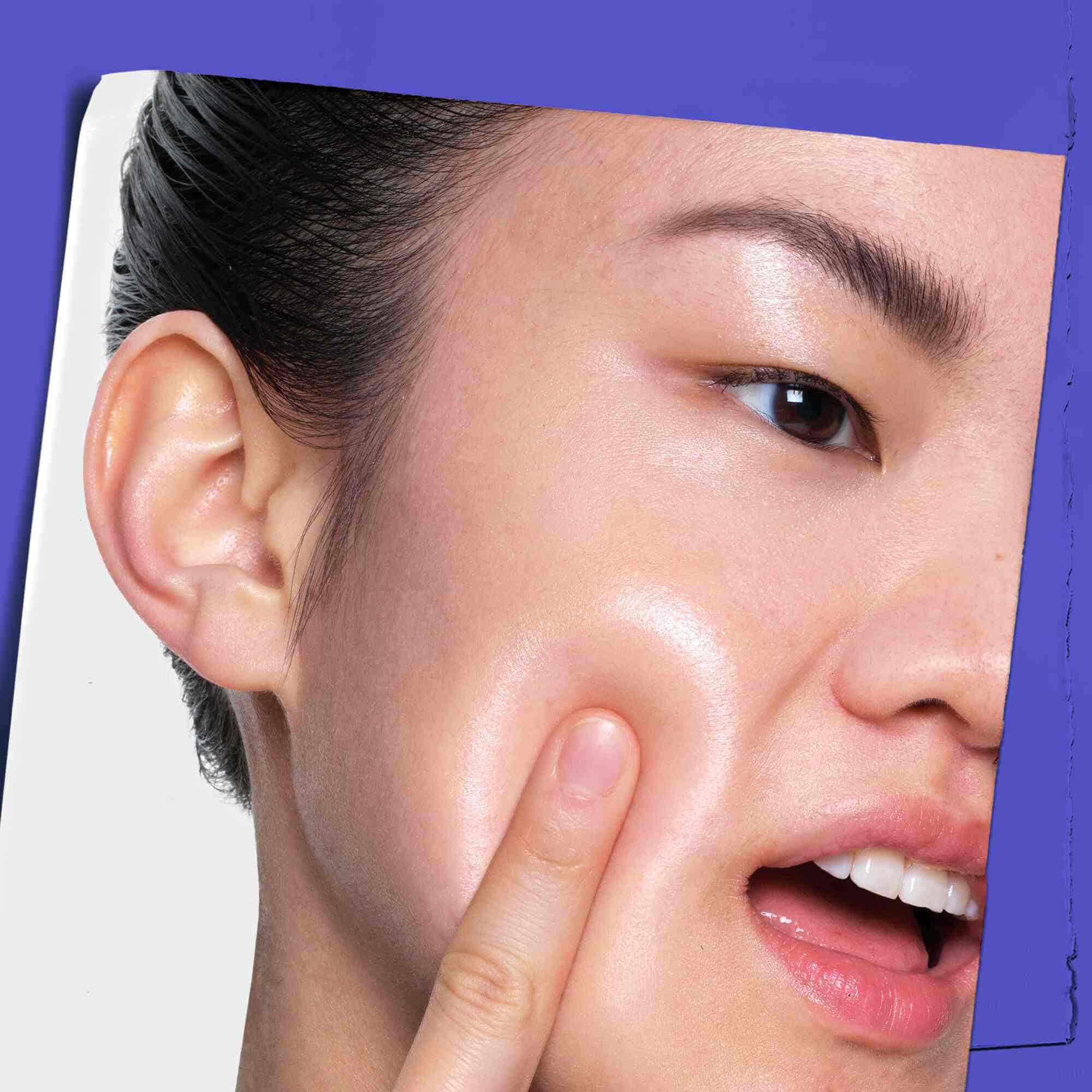 Iemand die Clearly Corrective Dark Spot Solution op de huid aanbrengt.