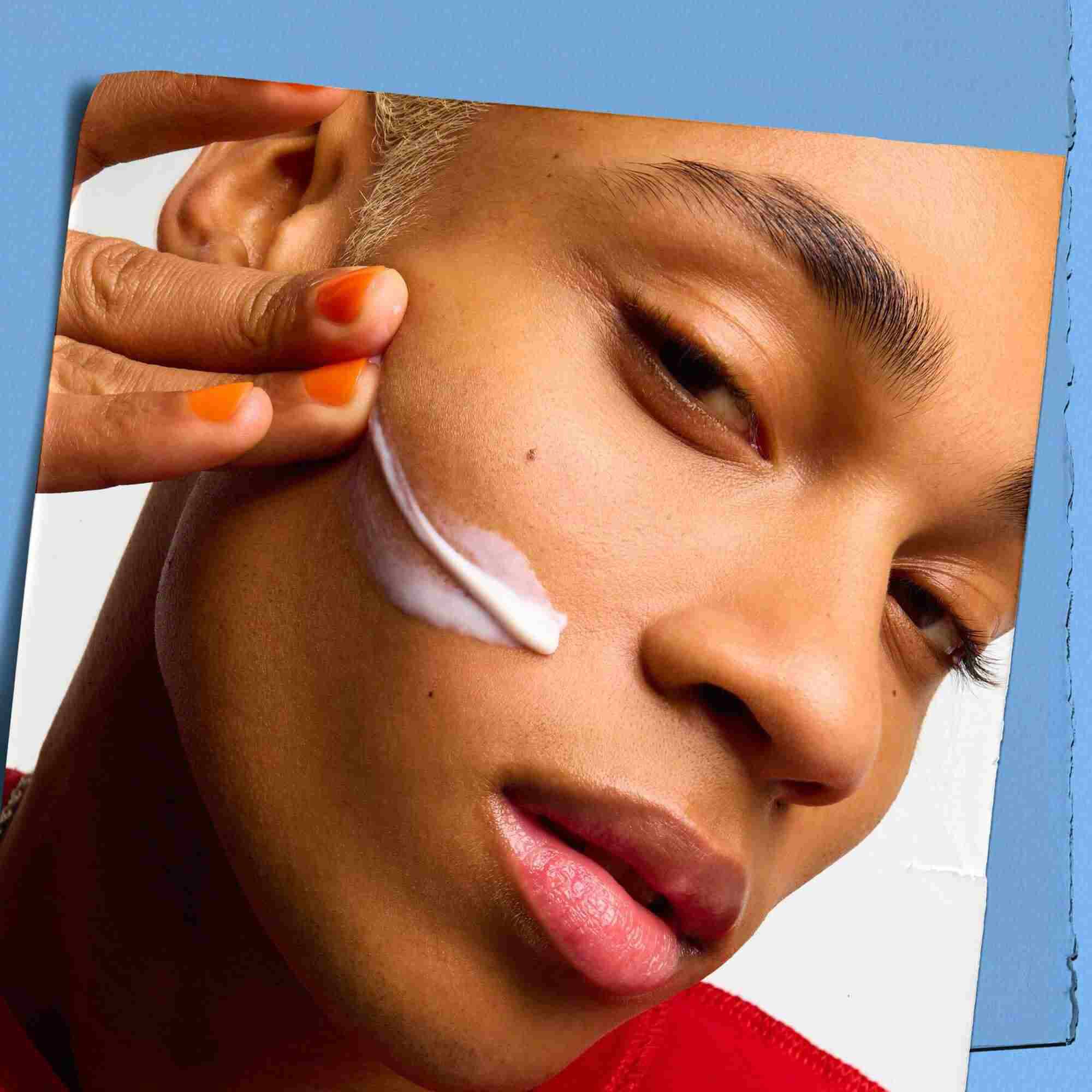 Model met een textuurmonster van Kiehl's Ultra Facial Moisturizer op het gezicht