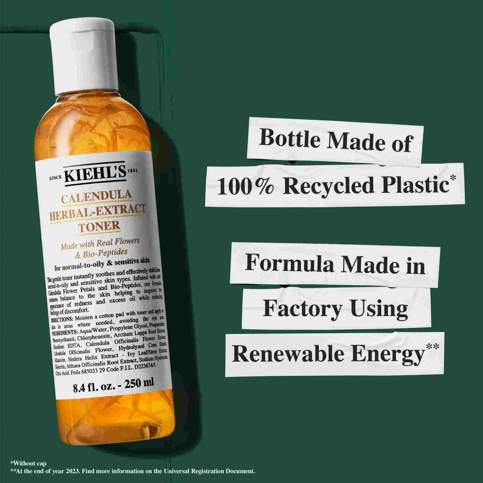Een fles Calendula Herbal-Extract Toner met tekst die duurzaamheidskenmerken benadrukt: "Fles gemaakt van 100% gerecycled plastic" en "Formule gemaakt in fabriek met gebruik van hernieuwbare energie."