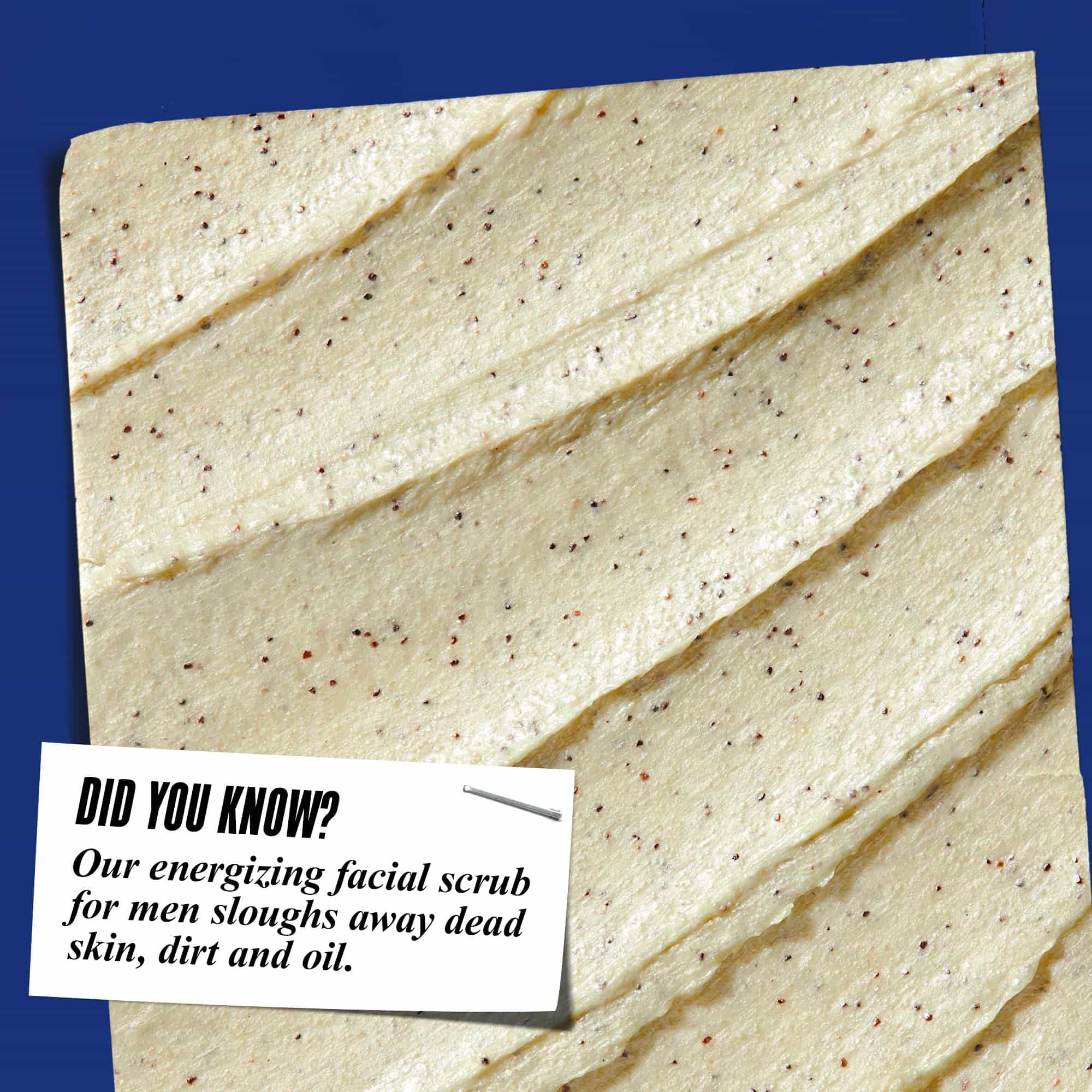 Close-up van de Facial Fuel Energizing Scrub textuur. Tekst luidt: "Wist je dat? Onze verkwikkende gezichtsscrub voor mannen verwijdert dode huidcellen, vuil en olie."