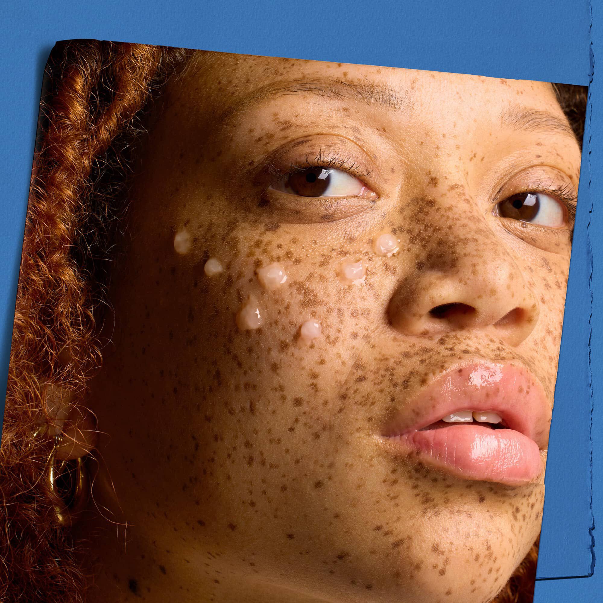 Model met druppels Kiehl's Hydro Plumping Serum Concentrate op het gezicht