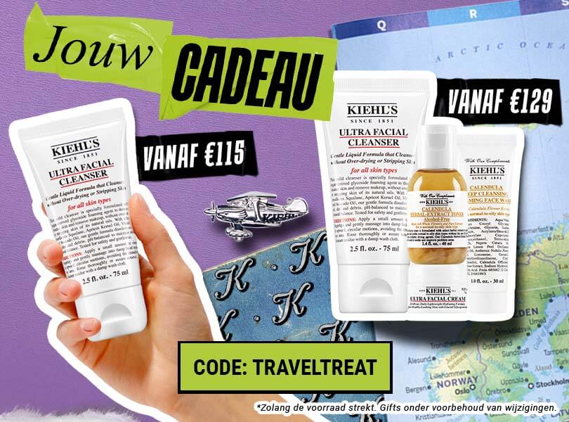 Promotiebanner: Reisformaten huidverzorging van Kiehl's cadeau bij besteding vanaf €115 en €129. Achtergrond met reisstempels.