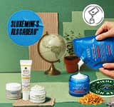 Groene achtergrond met Kiehl's duurzame producten, een refill logo, globe en bomen. Afbeelding van Rare Earth masker, Avocado oogcrème en UV-bescherming als cadeau