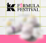 Promotiebanner voor de 'Formula Festival' met links verschillende vervaagde skincare-producten tegen een lichtgroene tegelachtergrond. Bovenaan staat het zwarte logo 'Formula Festival' met een roze druppel-icoon.